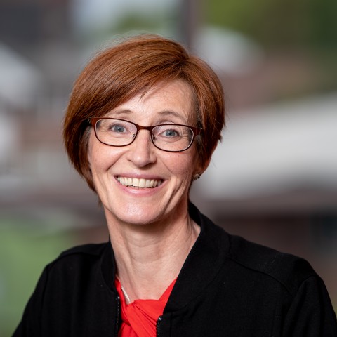 Dr Amanda Sives